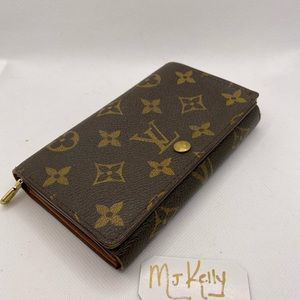 Louis Vuitton Women’s Wallet with Zipper